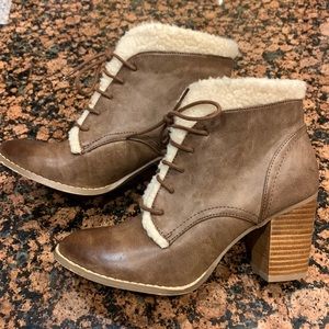 EUC Restricted brand Womens Booties SZ-7.5